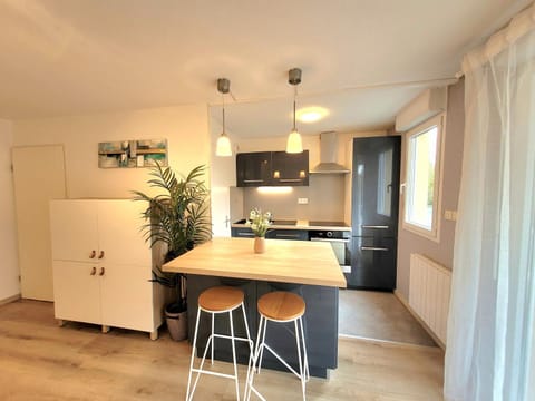 Coffee/tea facilities, Kitchen or kitchenette, dishwasher, oven, stove, kitchen