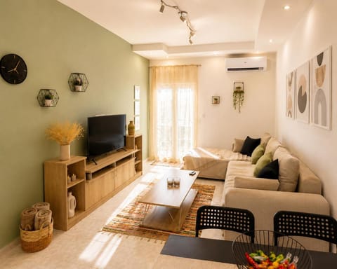 Communal lounge/ TV room, TV and multimedia, Living room, Seating area, Evening entertainment, air conditioner