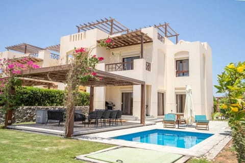 Property building, Garden, Swimming pool