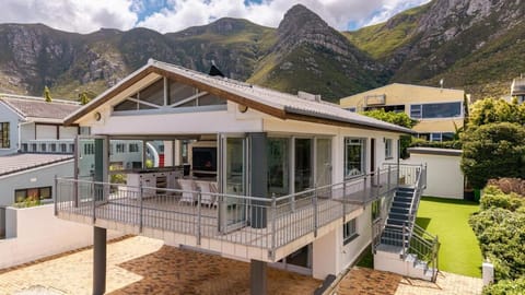 Property building, Natural landscape, Balcony/Terrace, Mountain view