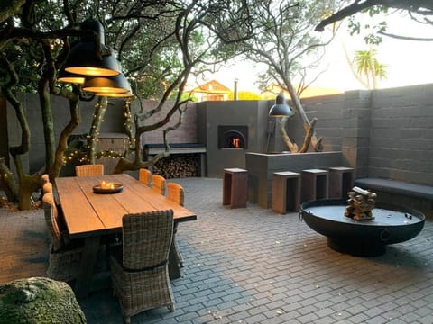Patio, BBQ facilities, BBQ facilities, Garden, Seating area, Garden view, fireplace, fireplace
