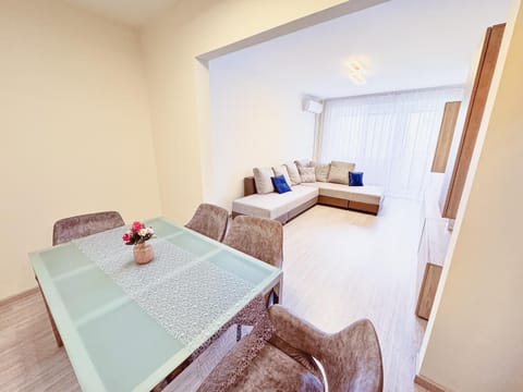 Bed, Living room
