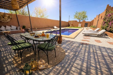 Patio, Day, Dining area, Pool view, Swimming pool, sunbed
