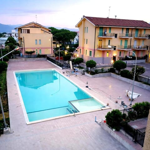 Property building, Mountain view, Pool view, Swimming pool, Inner courtyard view