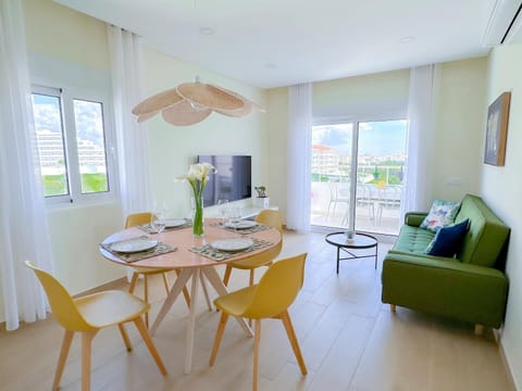 TV and multimedia, Living room, Seating area, Dining area