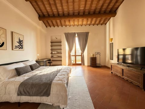 Bed, View (from property/room), Balcony/Terrace, Photo of the whole room, Bedroom, City view, Entertainment, internet, towels, wardrobe