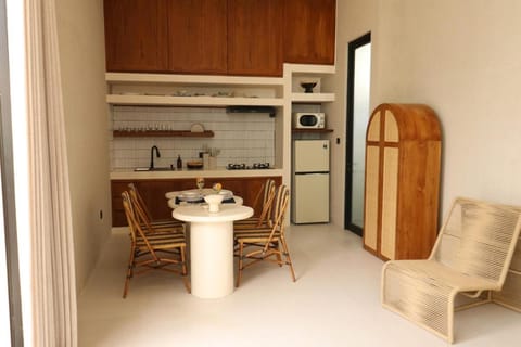 NEW Sunlit 2BR Close to BEACH retreat w rooftop Villa in North Kuta