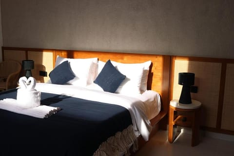 NEW Sunlit 2BR Close to BEACH retreat w rooftop Villa in North Kuta