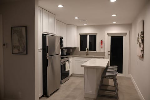 Cozy Coastal Escape-Minutes to Beach & Highway Apartment in Hallandale Beach