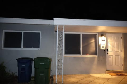 Cozy Coastal Escape-Minutes to Beach & Highway Apartment in Hallandale Beach