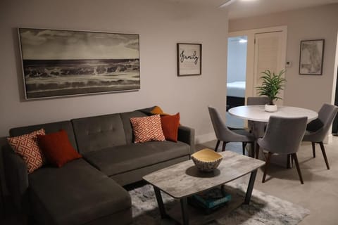 Cozy Coastal Escape-Minutes to Beach & Highway Apartment in Hallandale Beach