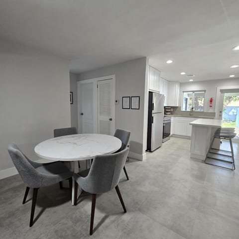 Cozy Coastal Escape-Minutes to Beach & Highway Apartment in Hallandale Beach