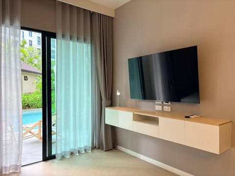 Communal lounge/ TV room, TV and multimedia, Pool view, Swimming pool