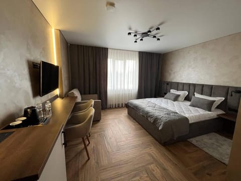 Bed, TV and multimedia, Photo of the whole room