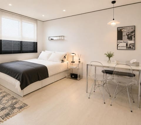 Bed, Photo of the whole room, Seating area, Dining area, Bedroom, air conditioner