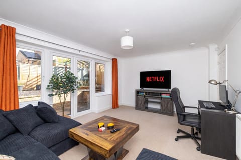 Communal lounge/ TV room, TV and multimedia, Living room, Seating area, Evening entertainment