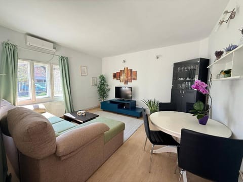 Communal lounge/ TV room, TV and multimedia, Living room, Seating area