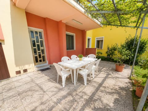 Property building, Patio, Balcony/Terrace
