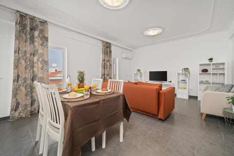 Communal lounge/ TV room, TV and multimedia, Kitchen or kitchenette, Living room, Food and drinks, Seating area, Dining area, Evening entertainment, Food