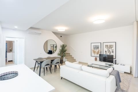 TV and multimedia, Living room, Seating area, Dining area, air conditioner