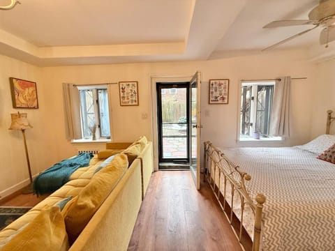 Bed, Photo of the whole room, Bedroom, air conditioner