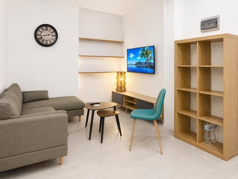 TV and multimedia, Living room, Seating area, Evening entertainment, air conditioner