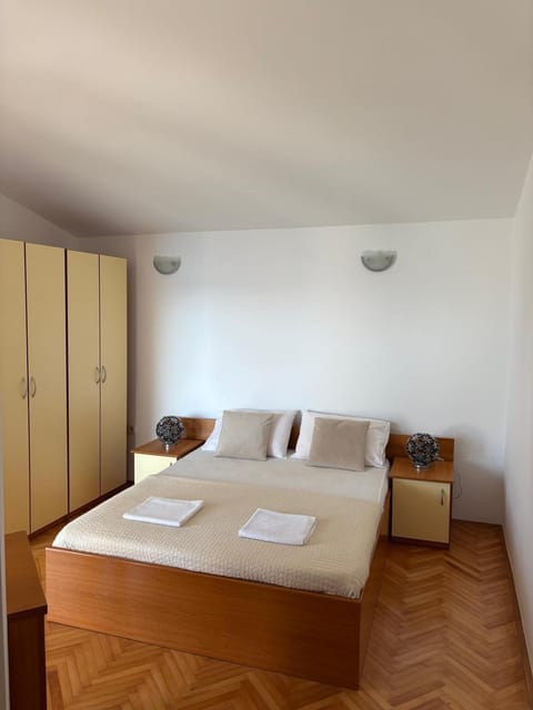 Bed, Photo of the whole room, towels, wardrobe