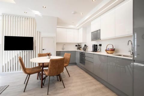TV and multimedia, Coffee/tea facilities, Kitchen or kitchenette, Dining area, minibar, oven, pet friendly, stove, toaster