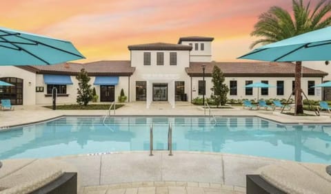 Property building, Day, Pool view, Swimming pool, Swimming pool, sunbed