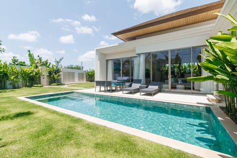 Property building, Patio, Day, Garden view, Pool view, Swimming pool, sunbed