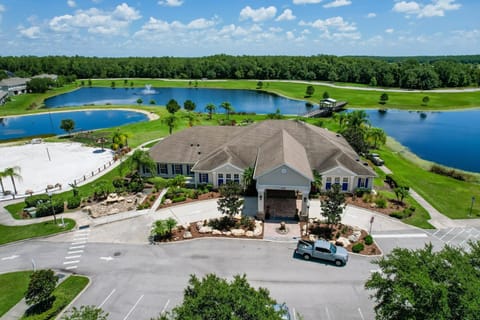 Property building, Spring, Day, Natural landscape, Bird's eye view, Pool view, Location, Parking