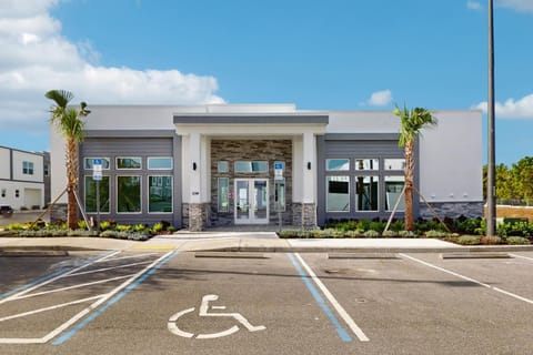 Property building, Day, Parking, acessibility