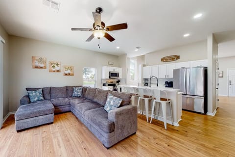 Kitchen or kitchenette, Living room, Seating area