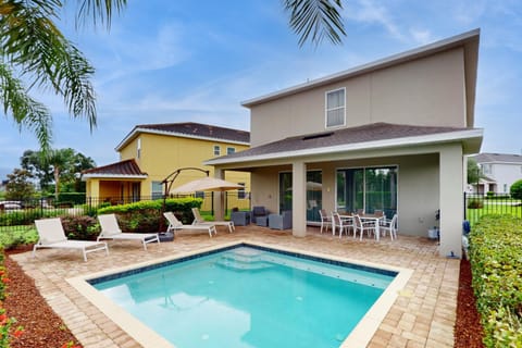Property building, Day, Pool view, Swimming pool, sunbed