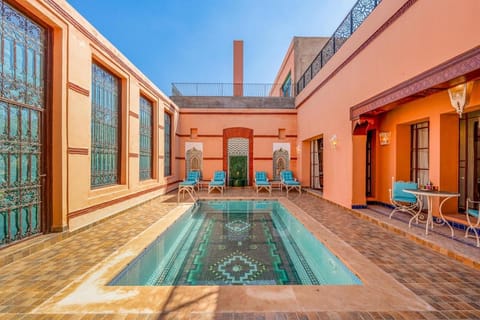 Swimming pool, sunbed