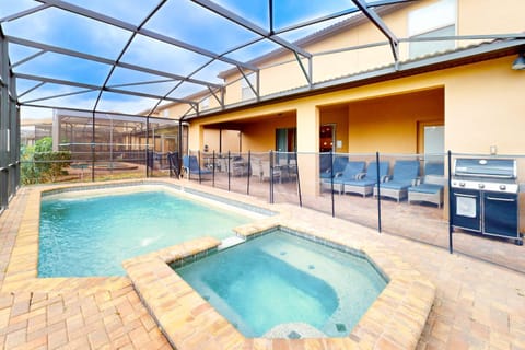 Property building, Patio, Day, Swimming pool, sunbed