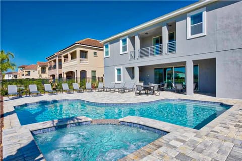 Property building, Day, Swimming pool, Swimming pool, sunbed