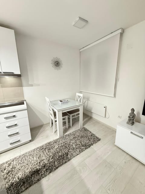 Kitchen or kitchenette, Living room, Seating area, Dining area