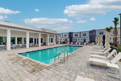 Property building, Day, Swimming pool, Swimming pool