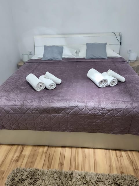 Bed, Photo of the whole room, Bedroom, towels