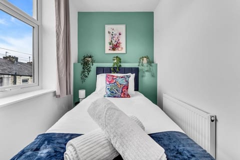 Colne Burnley Nelson Newly Renovated Sleeps 3 House in Burnley
