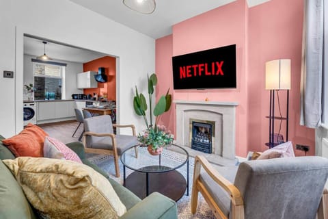 Communal lounge/ TV room, TV and multimedia, Kitchen or kitchenette, Living room, Seating area, Evening entertainment, washing machine