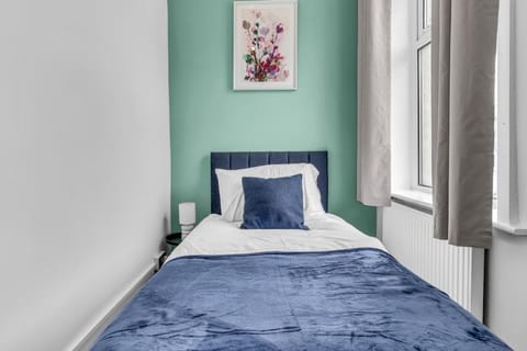 Modern Home Sleeps 3 J10 M65 Nelson Burnley House in Burnley