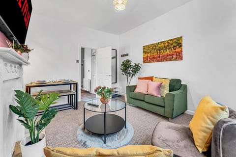 Modern Home Sleeps 3 J10 M65 Nelson Burnley House in Burnley