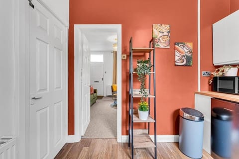 Modern Home Sleeps 3 J10 M65 Nelson Burnley House in Burnley