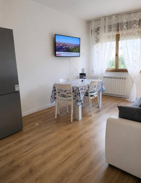 Communal lounge/ TV room, TV and multimedia, Living room, Seating area, Dining area, internet