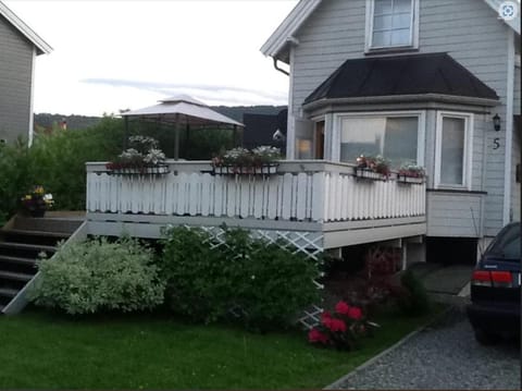 Property building, Balcony/Terrace, Parking