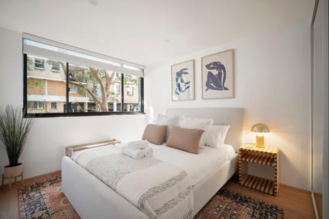 Bed, Photo of the whole room, Seating area, Bedroom