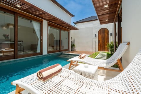 Patio, Day, Swimming pool, sunbed