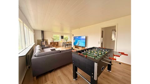 Communal lounge/ TV room, TV and multimedia, Living room, Photo of the whole room, Seating area, Dining area, Evening entertainment, Entertainment, fireplace